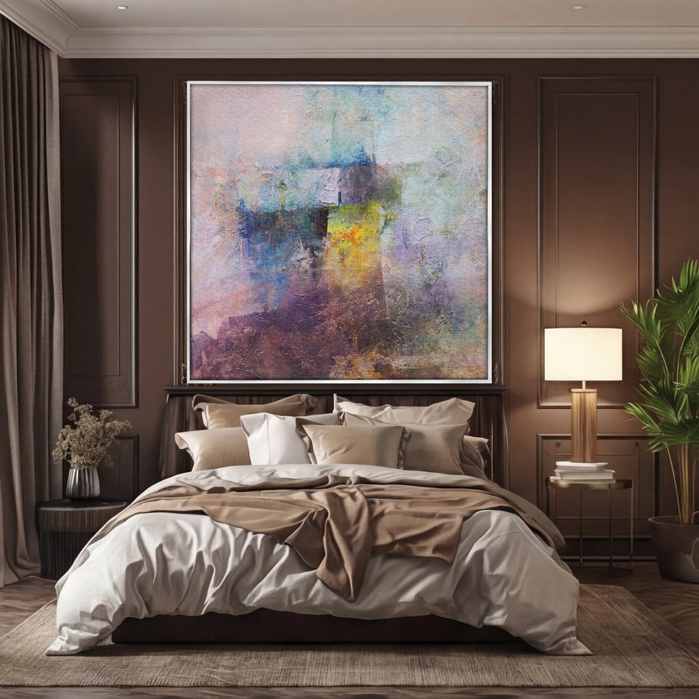 Tablou canvas cu pictura abstracta cu pete mov si albastre, in rama de aluminiu argintiu, pe perete intr-un dormitor